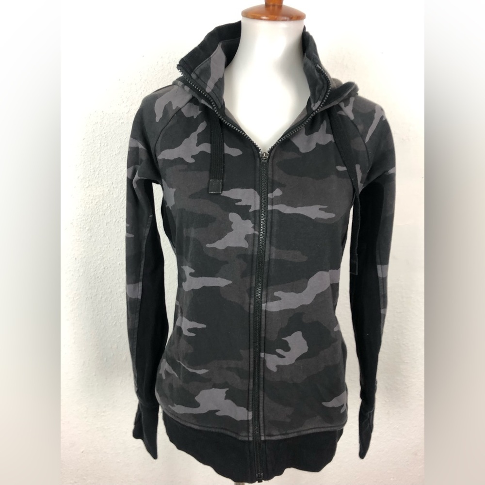 Athleta triumph gray printed Camo fitness hoodie jacket medium
